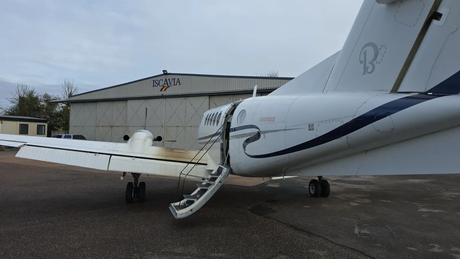 kingair plane outside hangar